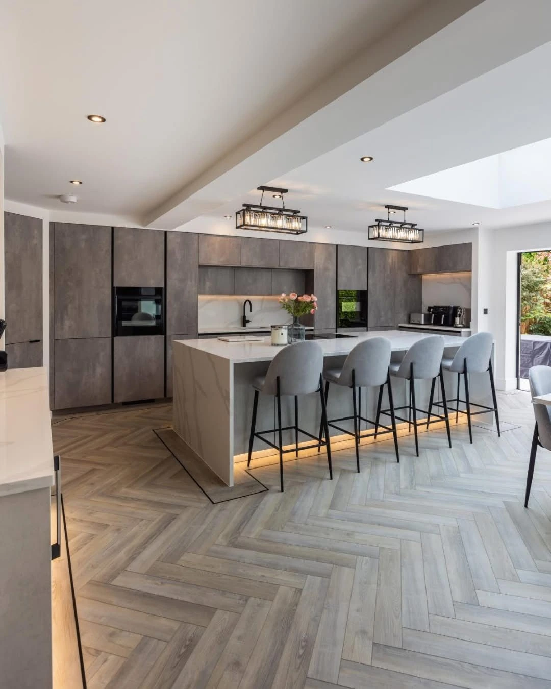 Kitchen & dining